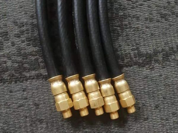 5 hydraulic brake hoses are vertically placed on the ground.